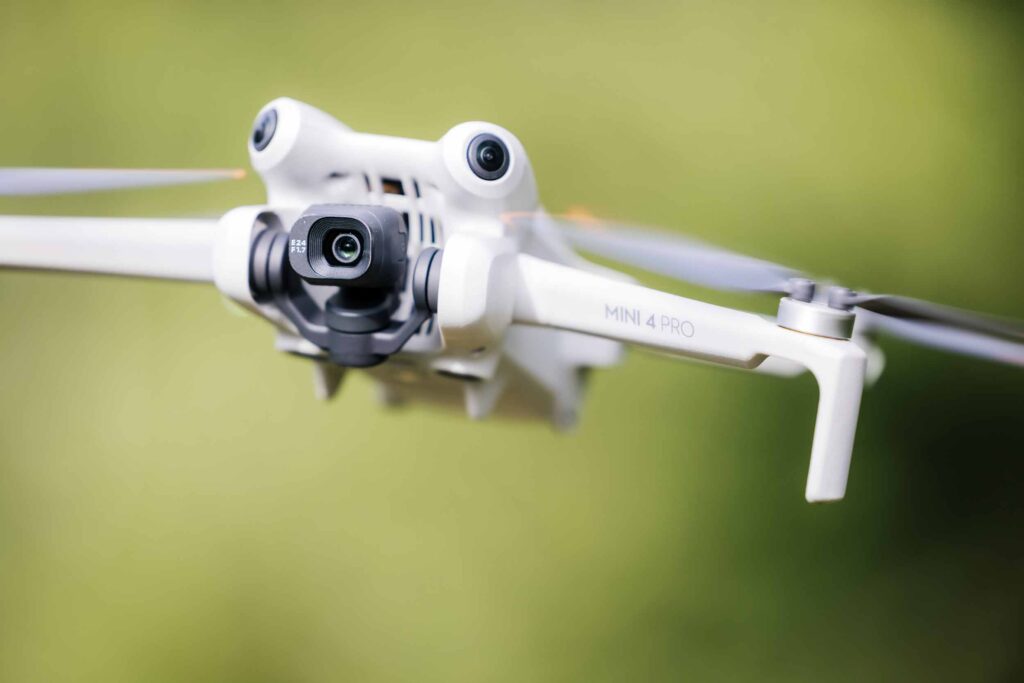 Die Fotoqualität der DJI Mini 4 Pro ist – im Bezug zur Größe und zum Gewicht der Drohne – wirklich gut. Aber eben kein Vergleich zur Mavic 3 Classic. Vergleicht man rein optisch beide Kameras, braucht es nicht viel Fantasie, um das zu glauben.