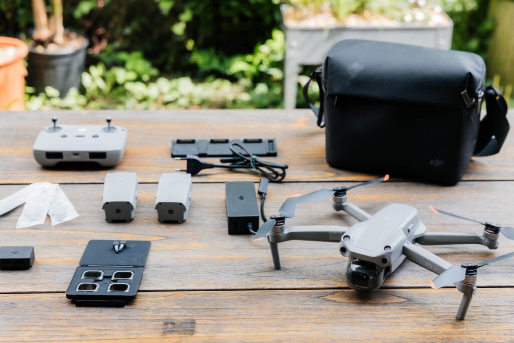 Im Fly More Paket sind viele sinnvolle Dinge enthalten. Es lohnt sich jedoch nachzurechnen, ob du wirklich sparst. Brauchst du die teure Tasche und nutzt du wirklich 3 Akkuladungen am Stück? Wenn du nicht alles benötigst, kannst du unter Umständen jede Menge Geld sparen.